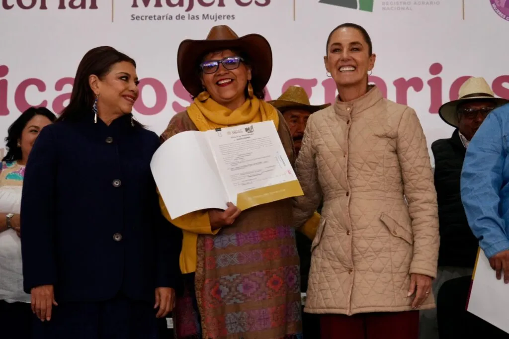 Sheinbaum entrega títulos agrarios a mujeres y fija meta nacional de 150 mil