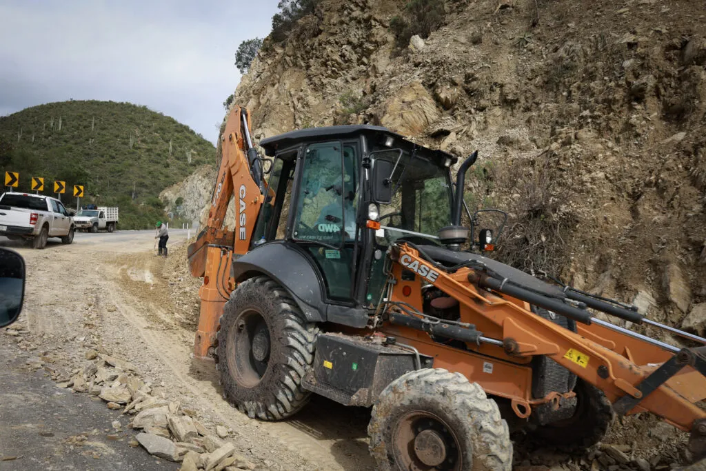 Julio Menchaca y Claudia Sheinbaum evalúan daños por lluvias en Hidalgo