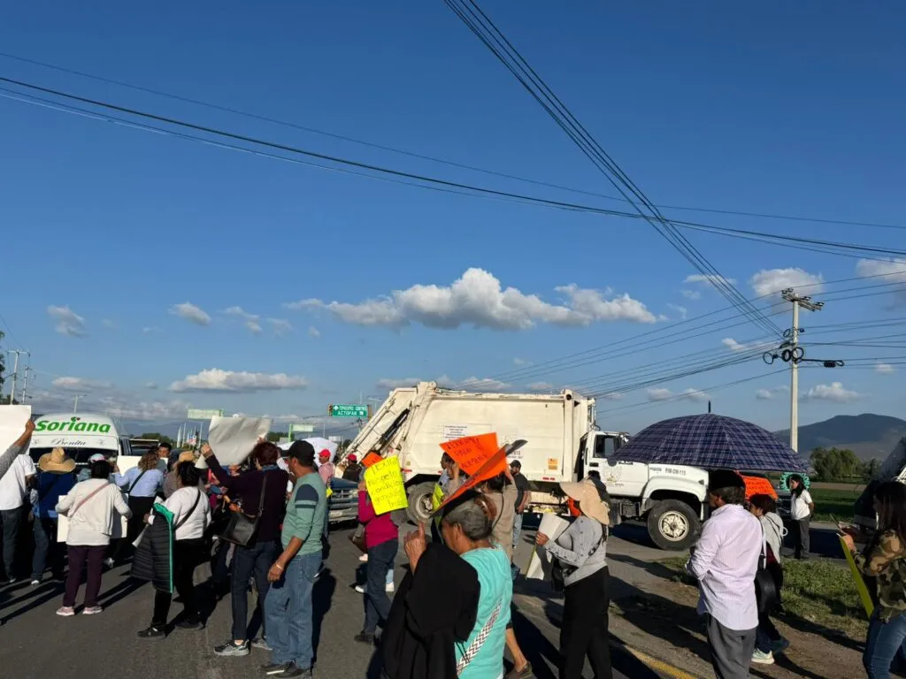Sindicalizados bloquean carretera en Francisco I. Madero; acusan falta de diálogo de alcaldesa