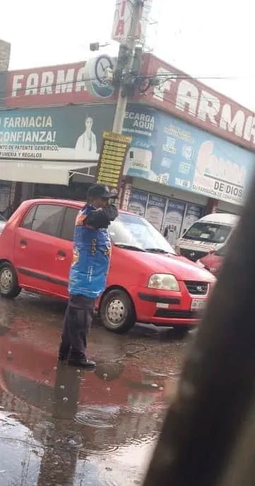 Policía de Mixquiahuala usa costal de croquetas para cubrirse del agua
