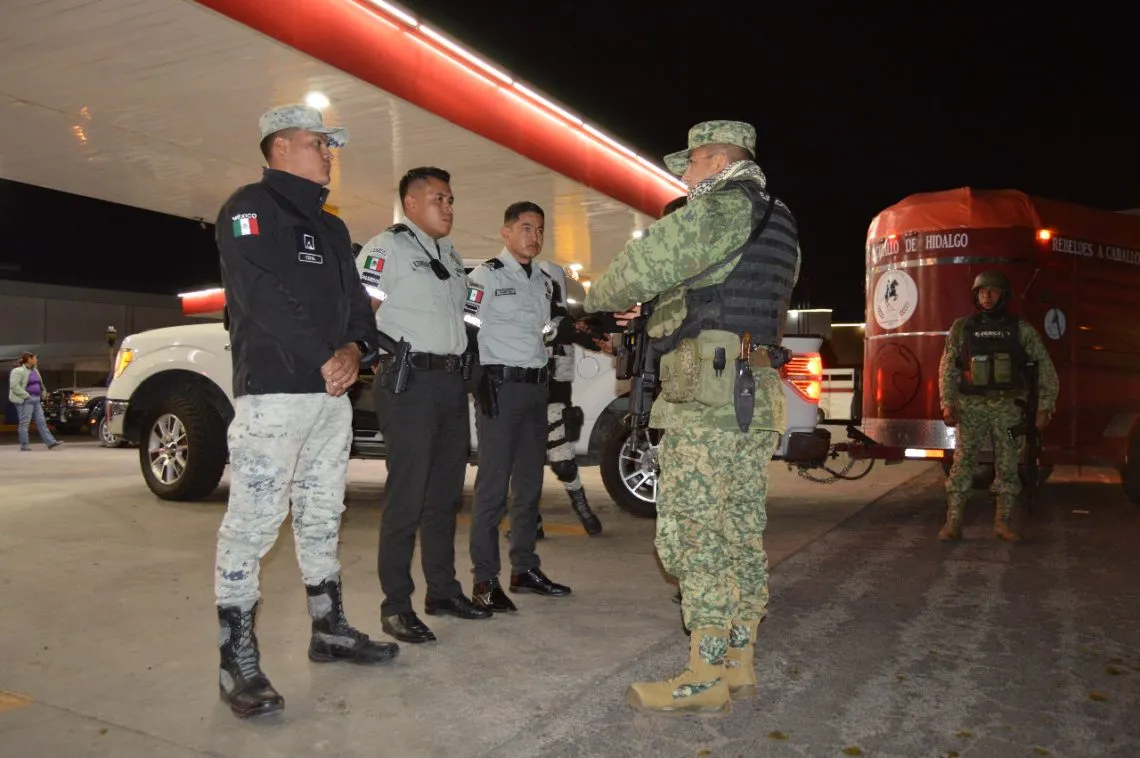 Charros y cabalgantes hidalguenses participan en el desfile del 20 de noviembre en CDMX