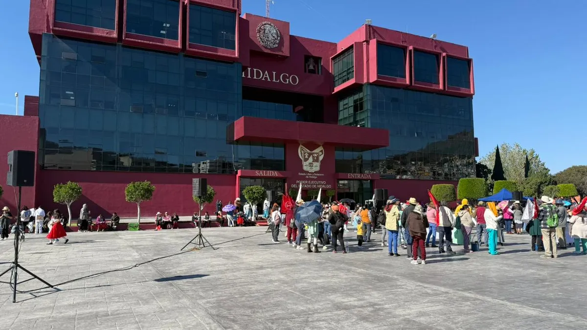 Representantes de 50 municipios acuden a pedir reconstrucción, obras y una audiencia con el gobernador.