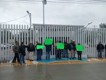 Vecinos de Tepeji del Río protestaron frente al Congreso estatal para denunciar una presunta imposición de autoridad comunitaria. Conoce los detalles.