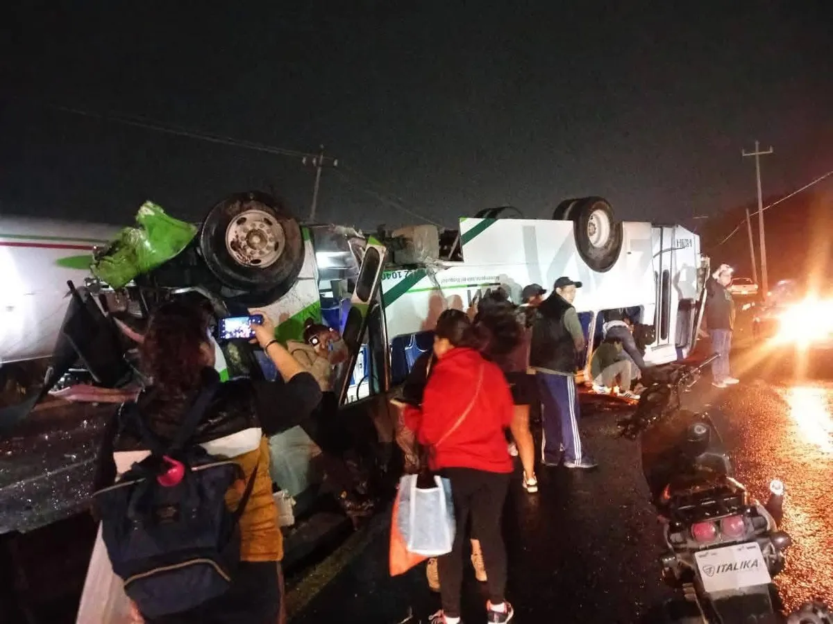 Autobús de pasajeros vuelca en la carretera Tula-Jorobas, reportan varias personas lesionadas