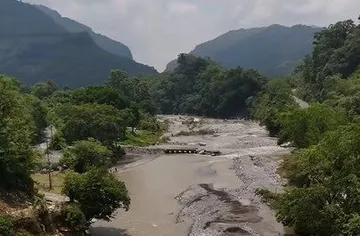 Tras meses de pasos provisionales, al fin inicia la construcción de puente peatonal en Huehuetla