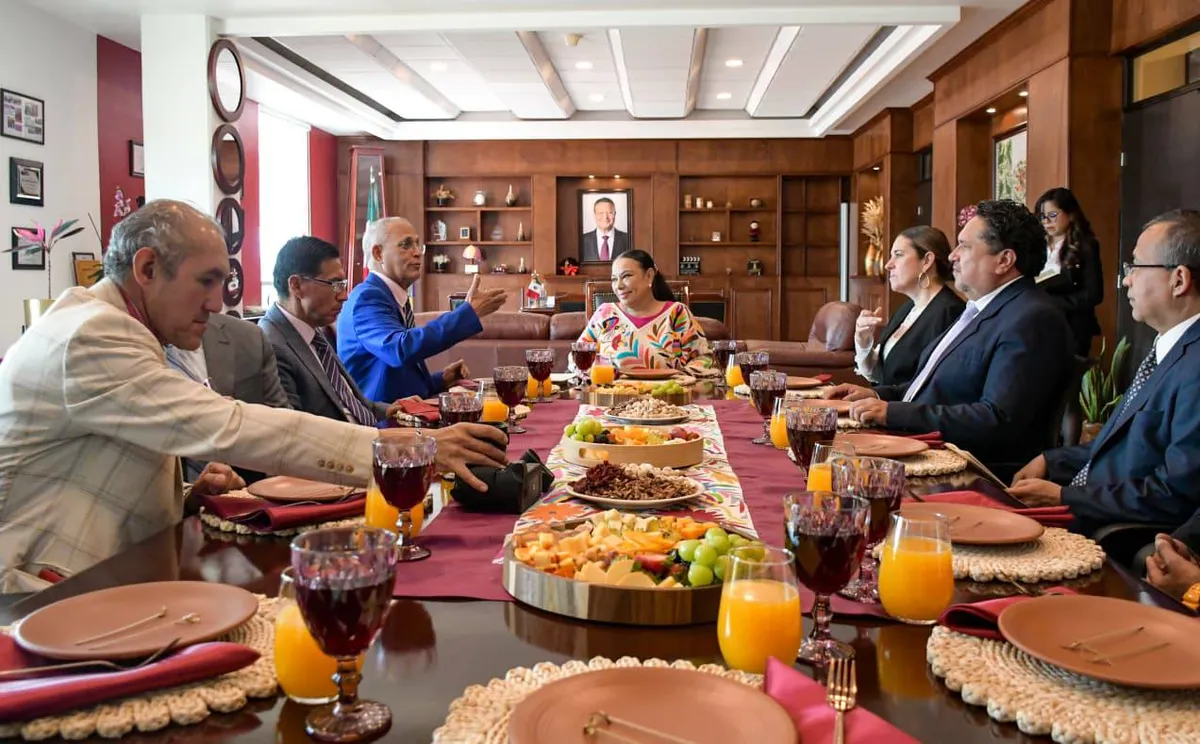 Lorena García olvida austeridad; recibe a embajador con charcutería pese a exhorto de Morena