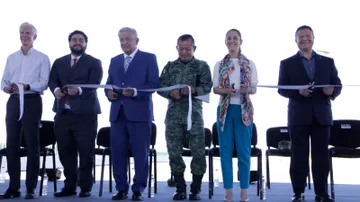 Julio Menchaca asiste a la inauguración de vialidad al AIFA