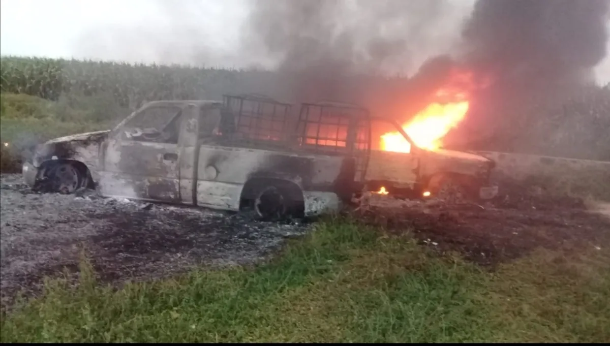 Se incendian dos camionetas en toma clandestina en Tula