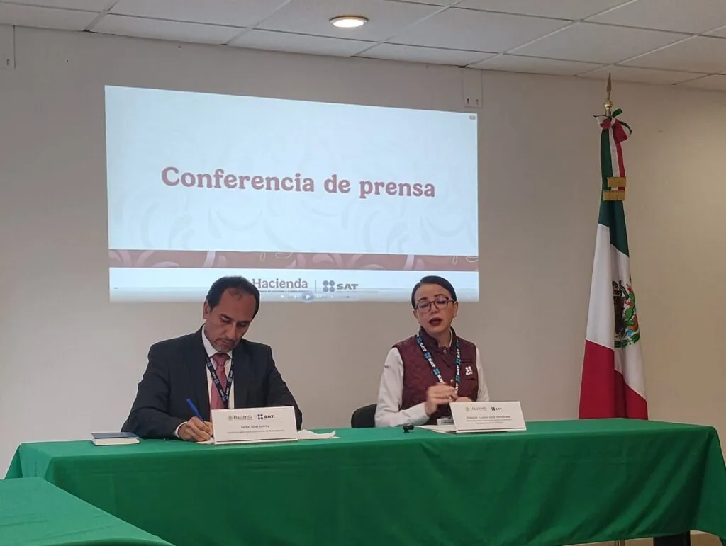 ¿Te han negado una factura por no llevar constancia fiscal? SAT advierte sanciones