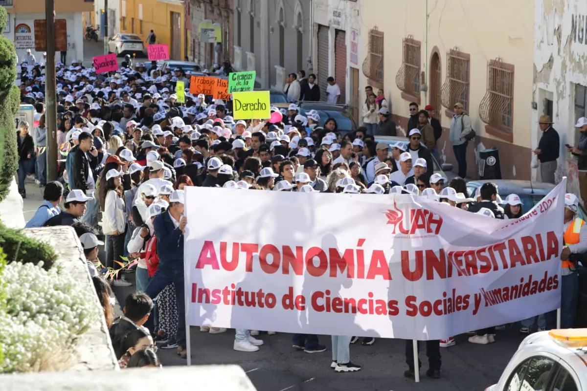 Comienza la marcha para celebrar la autonomía de la UAEH; genera cierres viales