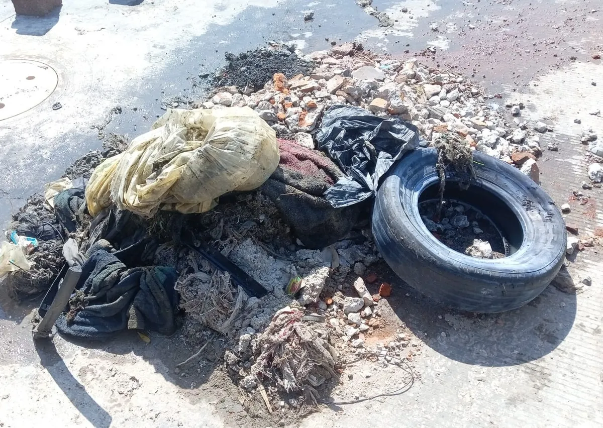 Trabajadores de Caasim limpian drenaje