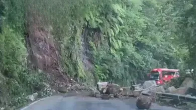 Grandes rocas sobre la carretera México-Tampico tras un derrumbe en Tlanchinol.