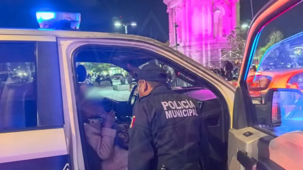 “No recordaba cómo volver a casa”: policías de Pachuca ayudan a una abuelita perdida en el centro