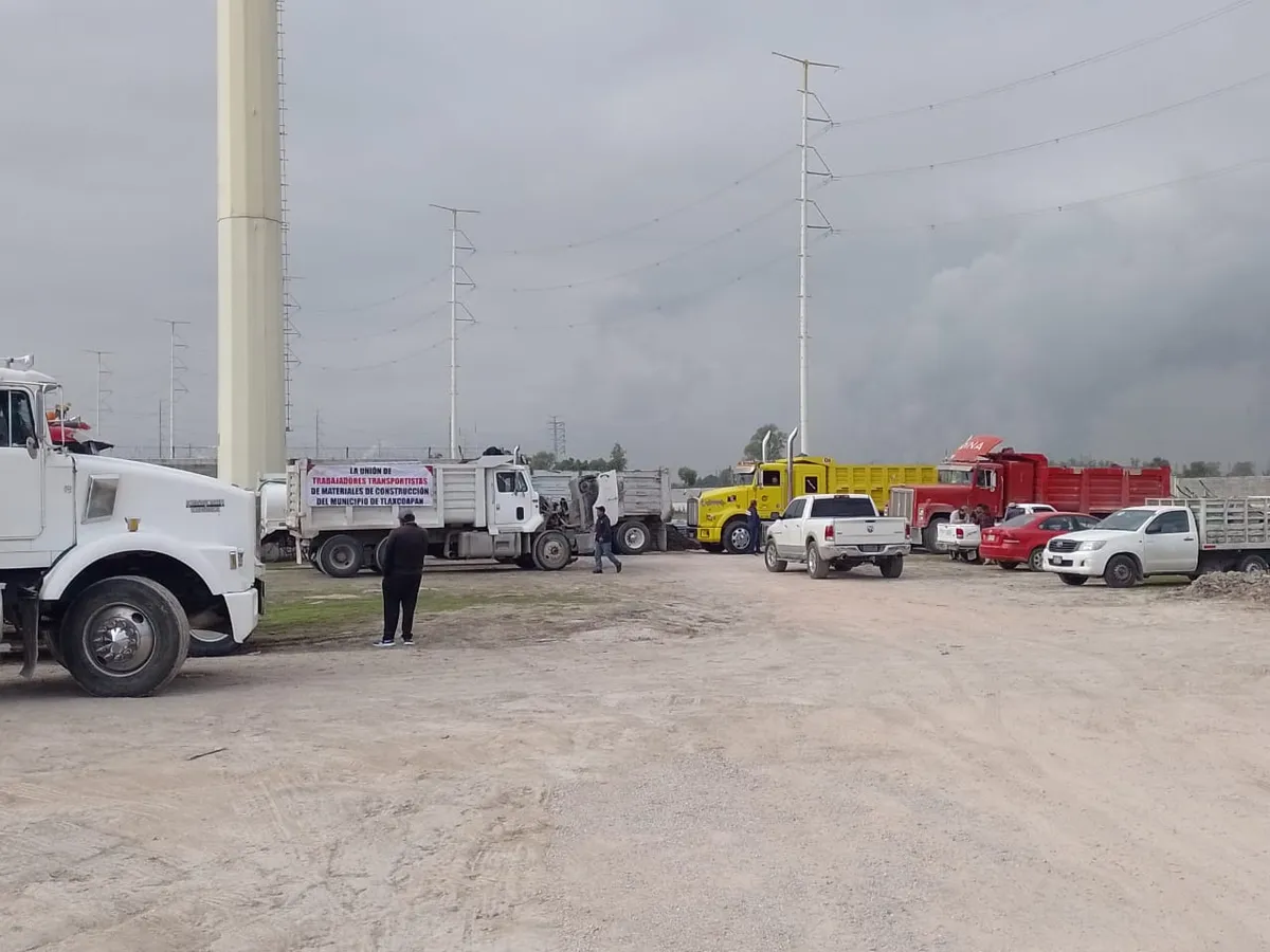 Transportistas bloquean construcción del nuevo hospital del IMSS Tlaxcoapan, exigen pago justo