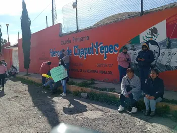 Conflicto entre padres y extesorera desata protesta en primaria de Mineral de la Reforma
