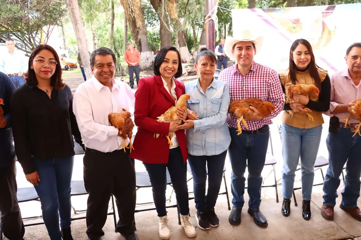 Tizayuca: alcaldía entrega paquetes de aves, fertilizantes y semillas