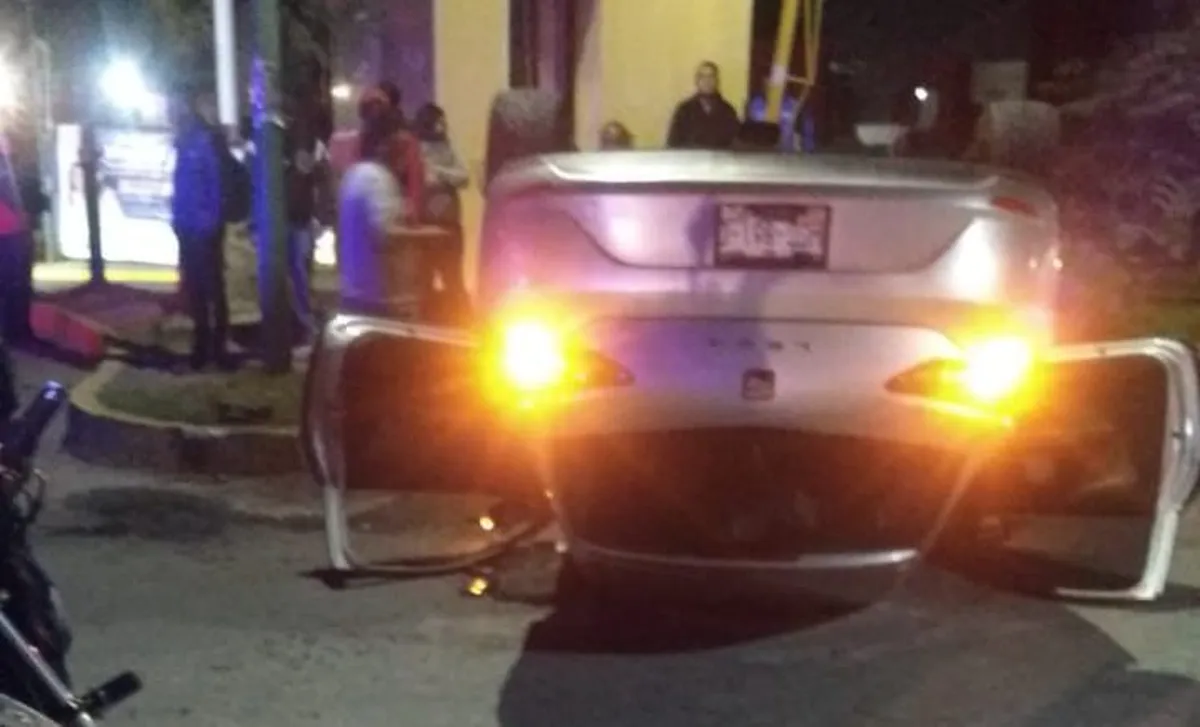 Ebrio vuelca su auto en fraccionamiento de Tizayuca