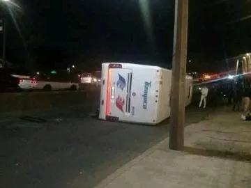 VIDEO | Volcó camión de la línea Tizayuca en la México-Pachuca