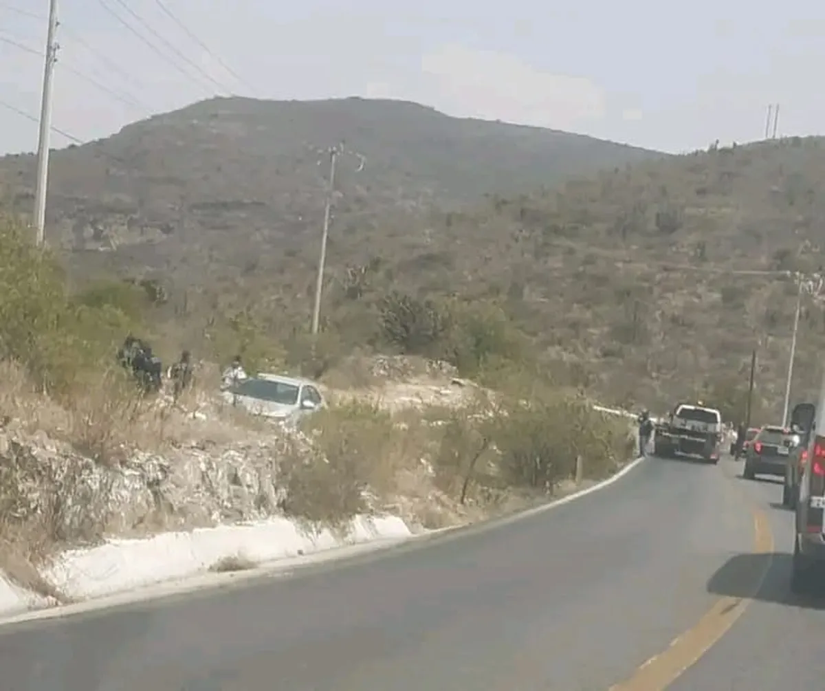 Automóvil sale de camino sobre la carretera de Hidalgo