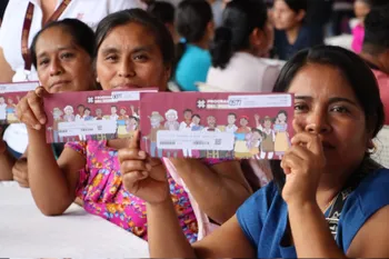 Personal de Sebiso entrega tarjetas de programas sociales a beneficiarios en Hidalgo.