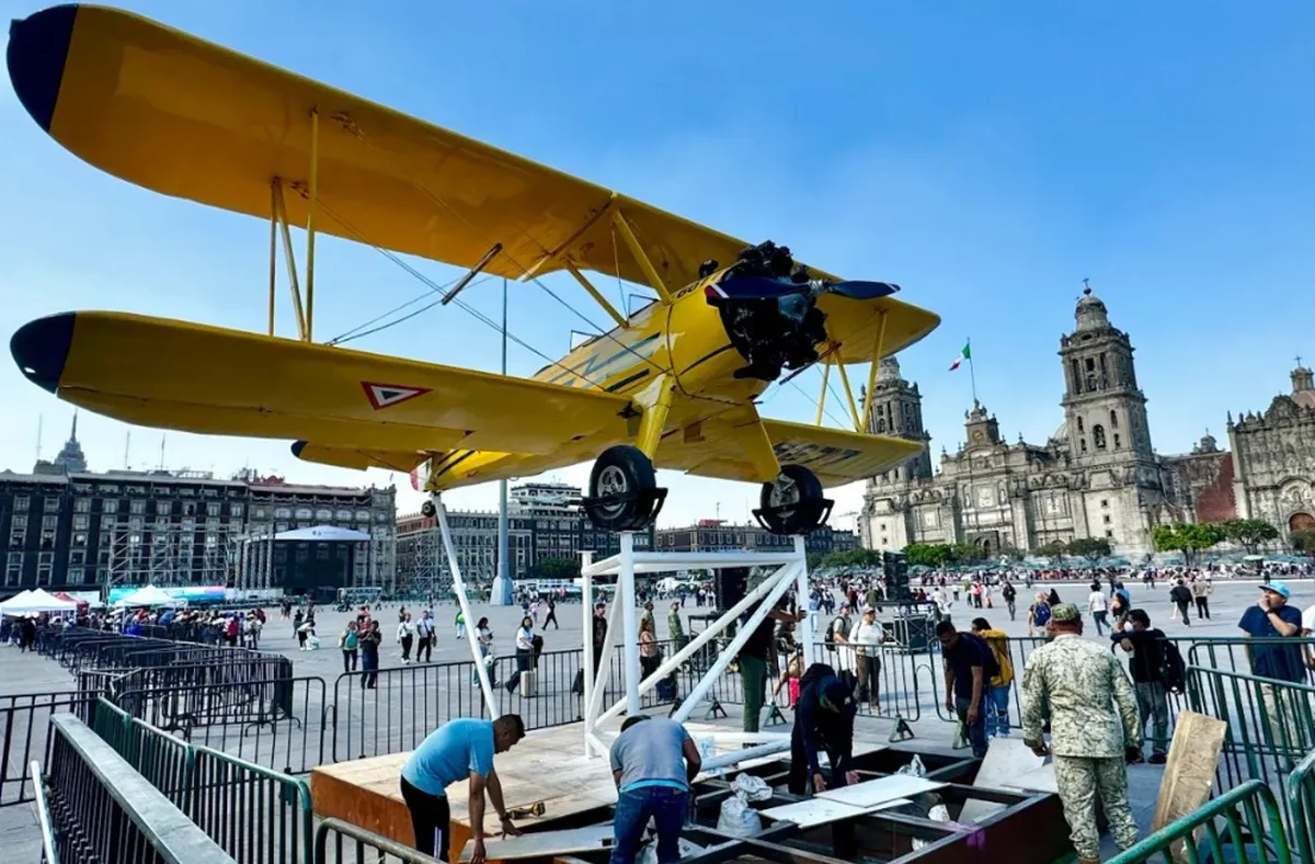 Además de las representaciones teatrales, se preparan carros alegóricos con figuras de cada personaje: tráilers con grandes sombreros, lentes y rostros de figuras históricas.