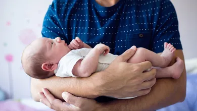 Una iniciativa busca ampliar hasta 12 semanas la licencia de paternidad para servidores públicos. El debate ya comenzó en Pachuca.