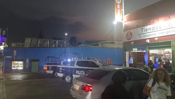 Un presunto robo en una tienda de Acayuca terminó en forcejeo: empleados enfrentaron al sospechoso y lo mantuvieron retenido hasta que llegó la policía.