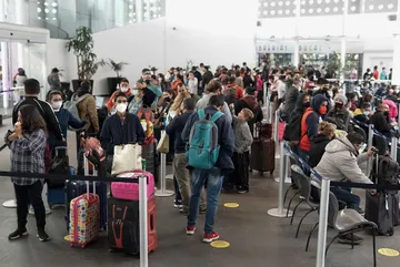 Contagios Covid provocan cancelación de cientos de vuelos en el AICM