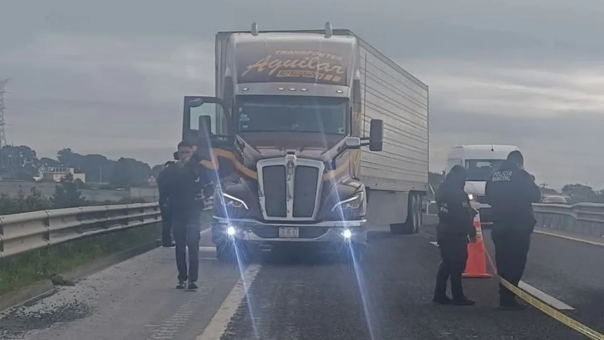 Tráiler baleado y acordonado sobre la carretera México–Tuxpan