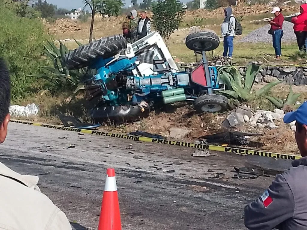 Choque entre camión y tractocamión deja un muerto en Ixmiquilpan