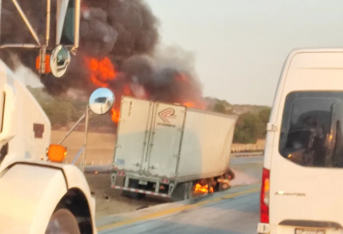 Autopista Arco Norte: tráiler se incendia tras aparatoso accidente