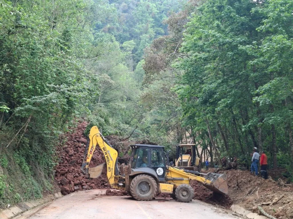 Derrumbe en carretera de Hidalgo deja paso provisional