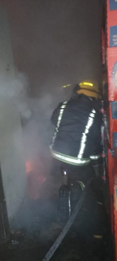 Tulancingo: se incendia local en la central de abastos Pifsal