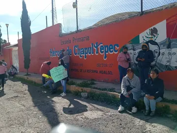 Conflicto entre padres y extesorera desata protesta en primaria de Mineral de la Reforma