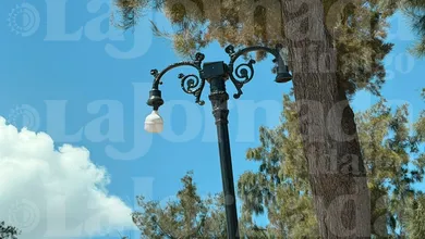 Luminarias apagadas en el Parque El Calvario de Mixquiahuala.