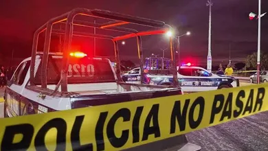 Patrulla con cinta de policía no pasar