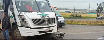 Choque entre colectiva y motocicleta