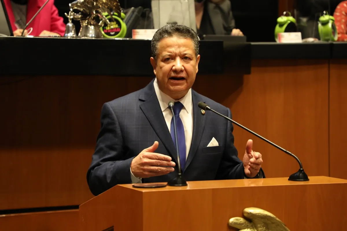 Senado otorga licencia a Julio Menchaca; va por gubernatura de Hidalgo