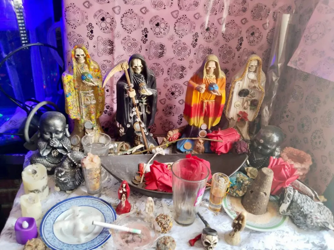 Tizayuca: caen dos narcomenudistas con armas y altar a la Santa Muerte