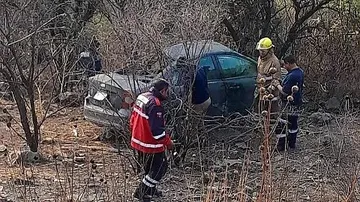 Auto cae a barranco en la carretera Tula-Tepeji; sin víctimas