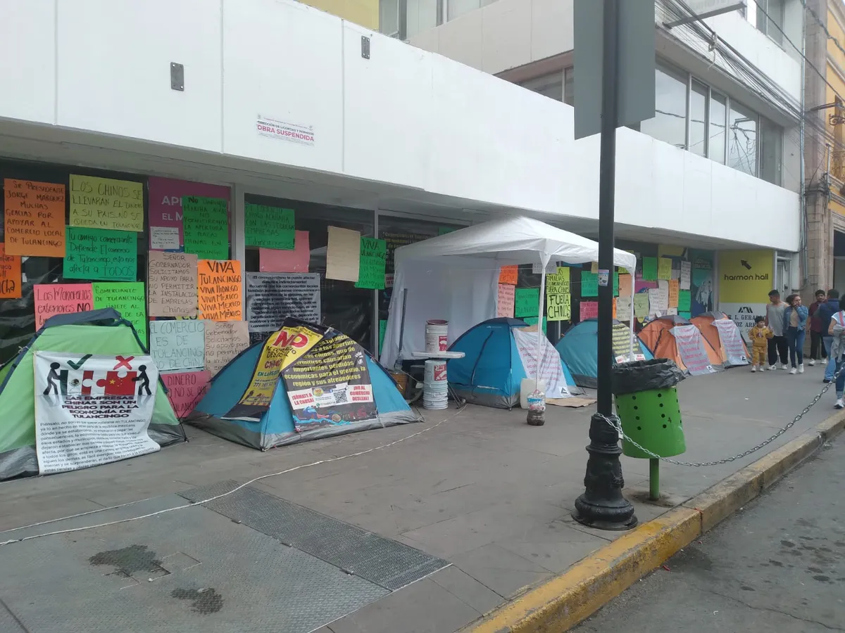 Tulancingo: van 2 meses de plantón vs comercio chino; instalan Liverpool Express