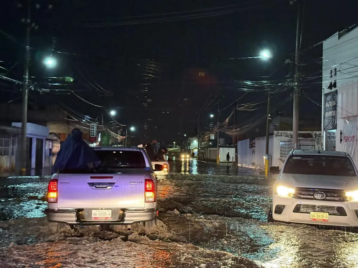 Tormenta provoca caos en Mineral de la Reforma y Pachuca: evacuaciones, vehículos varados e inundaciones