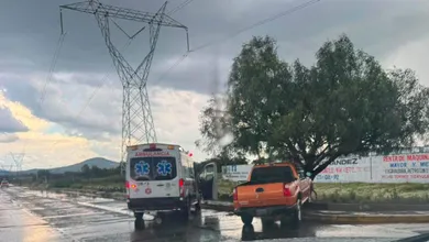 Camioneta choca contra árbol en Tizayuca