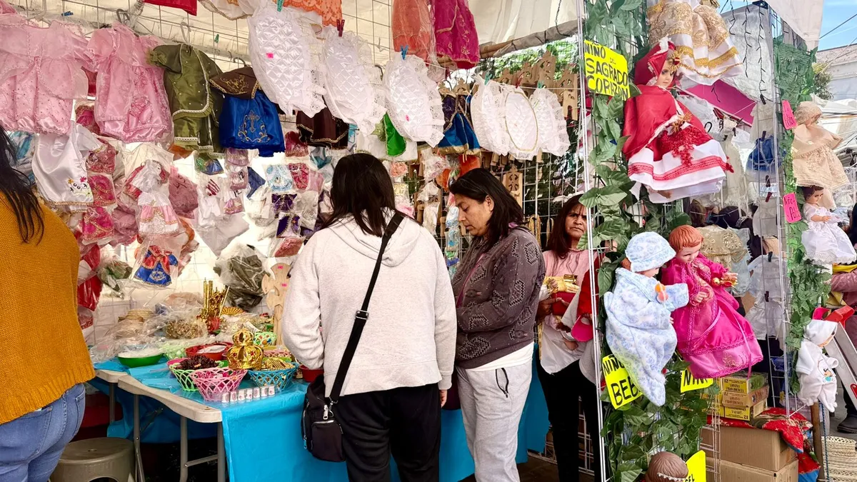 Comerciantes de vestimentas del Niño Dios en la Plaza Constitución