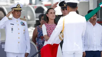 Sheinbaum encabezó la ceremonia del Día de la Marina a bordo del Buque Usumacinta en Lázaro Cárdenas, Michoacán.