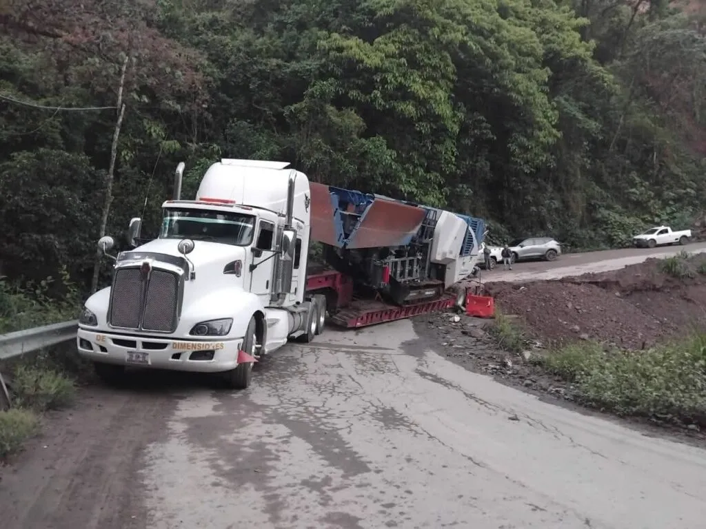 Sigue cerrado paso en la Otomí-Tepehua tras falla para retirar tráiler