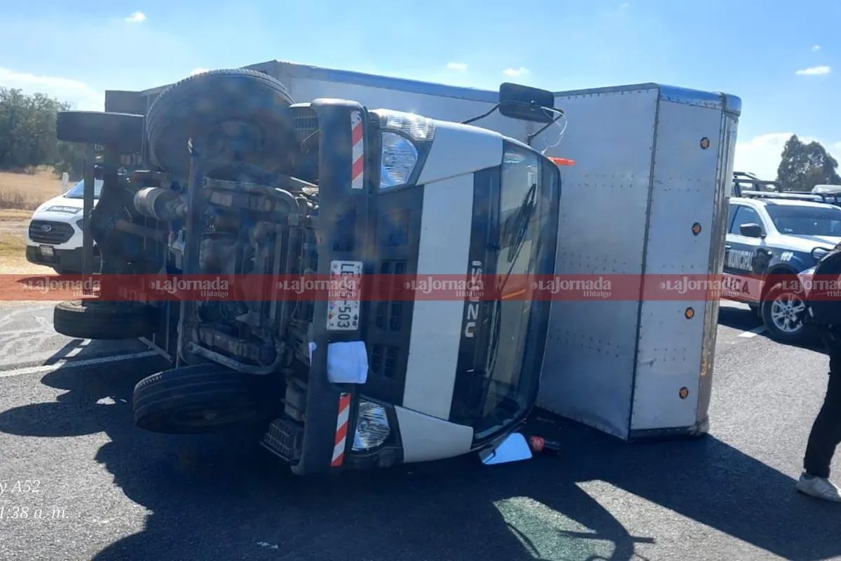 Camión de carga vuelca en la México-Pachuca y bloquea carriles. Conoce los detalles del incidente.