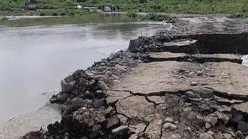 Cierre preventivo de carretera en Huautla por el aumento del río Tamoyón.