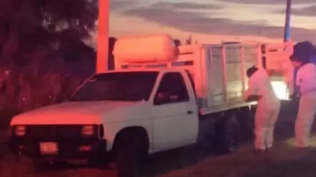Camioneta Nissan tipo estaquitas en Llano Largo, Huichapan.