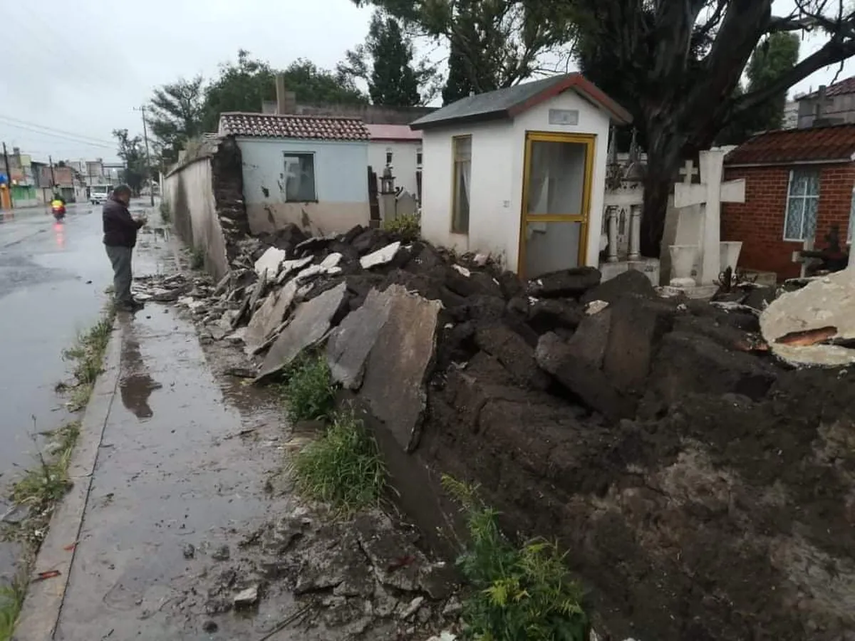 Huracán Grace: caídas de árboles y barda del panteón en Tulancingo